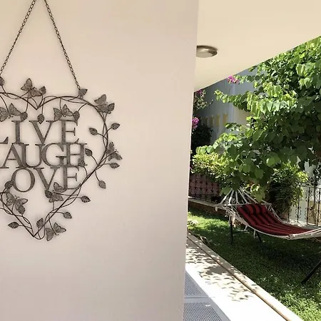 Kirmizi Lale, Private Pool, Gardens, Very Close To Town - No Need For Taxi Villa *